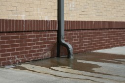 2008-08-11_leaking_gutter_pipe